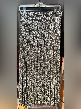 Black and White Floral Pleated Maxi Skirt - NWT